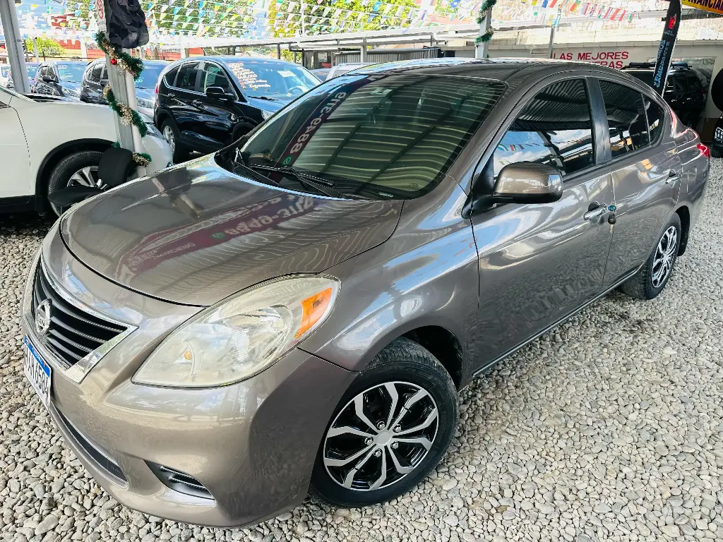 Nissan Versa Gris 2012 Automatico