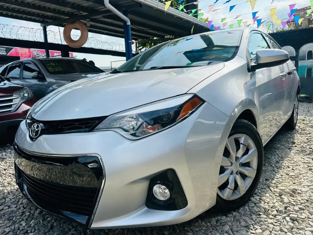 Toyota Corolla Plateado 2016 Automatico