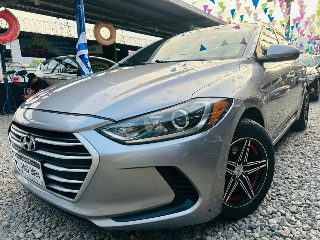 Hyundai Elantra Plateado 2017 Automatico