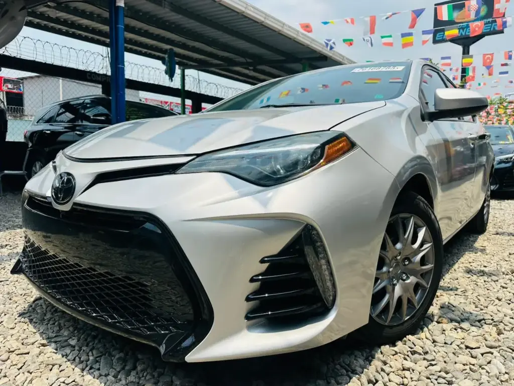Toyota Corolla Plateado 2019 Automatico